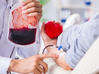 Sin sustento científico, antivacunas rechazan sangre de vacunados