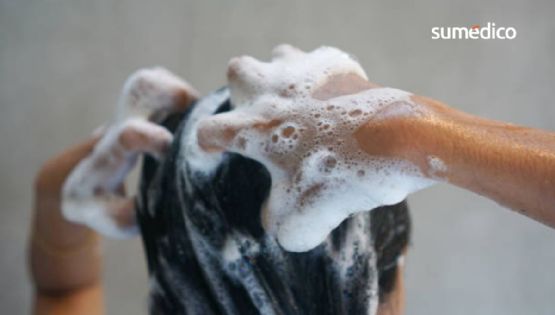 El error al bañarte que arruina tu cabello