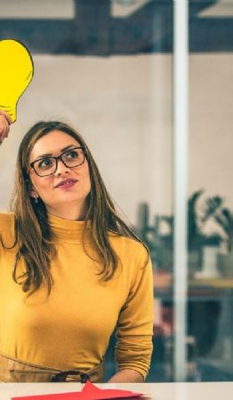 Foto descriptiva de: 5 hábitos que delatan a las personas más inteligentes, según la psicología