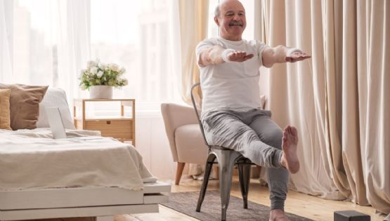 Una silla y 30 segundos: La prueba que predice el riesgo de muerte y salud en adultos mayores