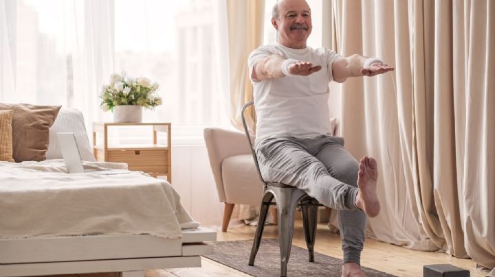 Una silla y 30 segundos: La prueba que predice el riesgo de muerte y salud en adultos mayores