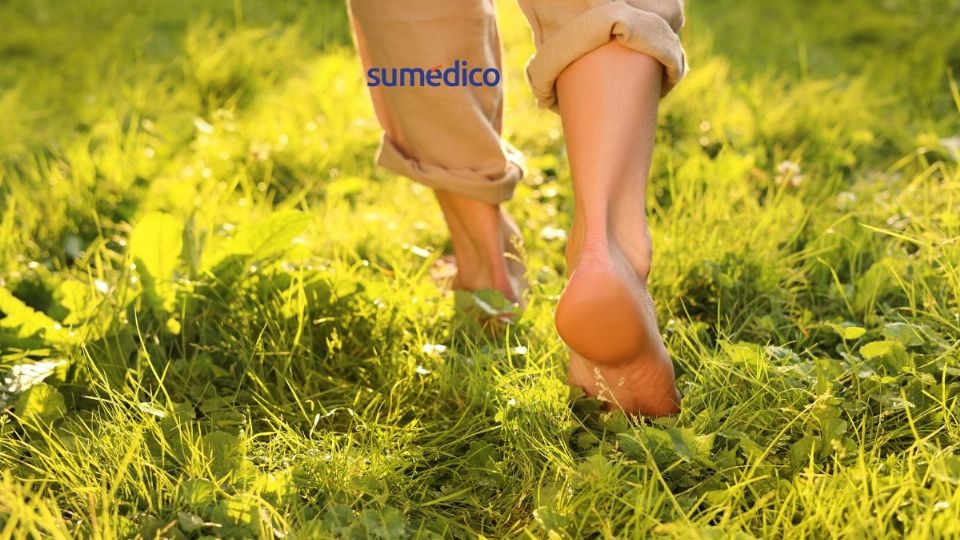 Conoce los beneficios de caminar descalzo en el pasto