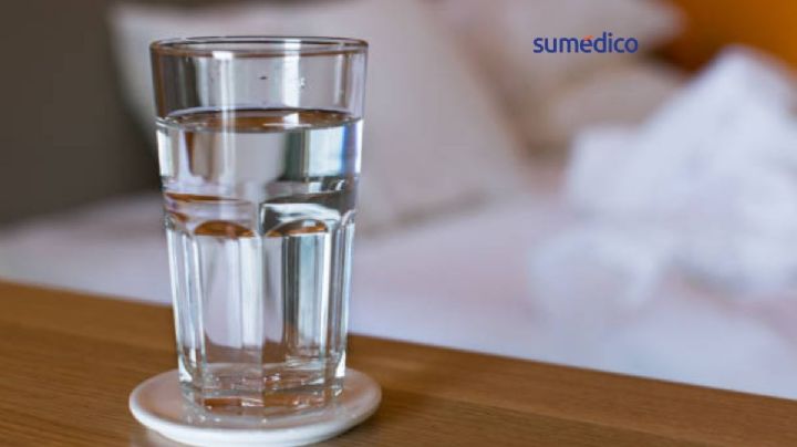 Lo que pasa en tu cuerpo si tomas agua al despertar