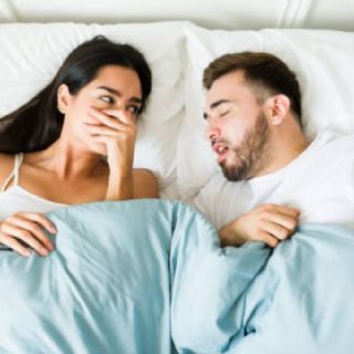 El hábito nocturno que te causa mal aliento al despertar