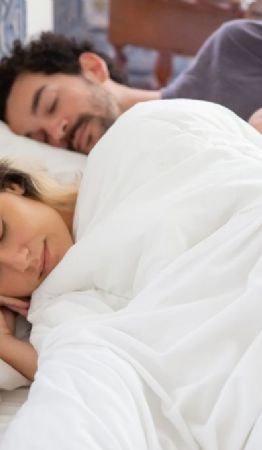 Foto descriptiva de: Dormir a la Noruega: la práctica que debes adoptar con tu pareja