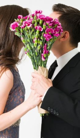 Foto descriptiva de: El beso que revela que un hombre siente conexión emocional
