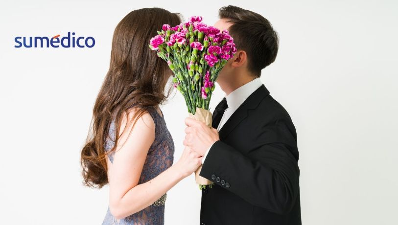 El beso que revela que un hombre siente conexión emocional