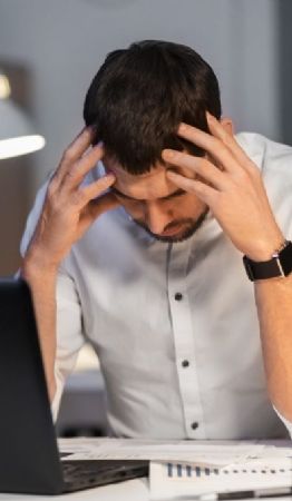 Foto descriptiva de: 5 prácticas que elevan el cortisol y generan estrés
