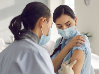 Vacuna covid reduce riesgo de infartos y accidentes cardiovasculares: estudio