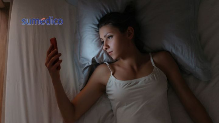 ¿Cómo afecta a tu descanso el ver pantallas antes de dormir?