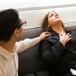 Primeros auxilios psicológicos ante un ataque de pánico: cuando la calma también salva