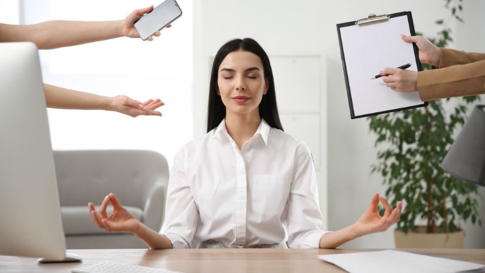 La Organización Mundial de la Salud ha advertido que la exposición prolongada a entornos de alta presión, largas jornadas y falta de recuperación puede derivar en burnout, fatiga crónica y deterioro emocional.