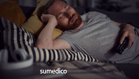 ¿Duermes con la televisión prendida? Esto es lo que dice la psicología de ti