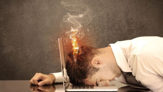 Trabajar, cumplir y sonreír: Daniel Esquenazi explica el desgaste emocional del quiet burnout 