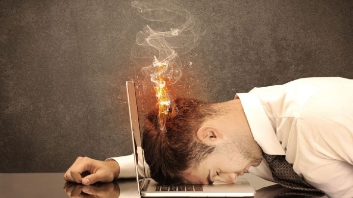 Trabajar, cumplir y sonreír: Daniel Esquenazi explica el desgaste emocional del quiet burnout 