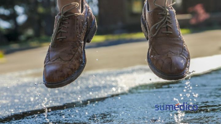 ¿Te pueden salir hongos en los pies si los metiste en un charco de agua de lluvia?