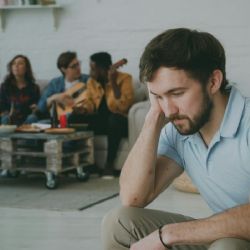 ¿Tu batería social se descarga muy rápido? Lo que tu cerebro podría estar tratando de decirte