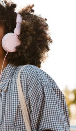 Foto descriptiva de: ¿Escuchas la misma música desde que eras adolescente? Esto sucede en tu cerebro
