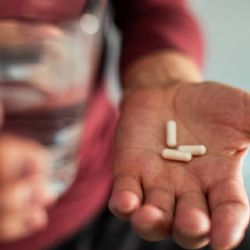 ¿Qué pasa si tomo medicamento para la gripe y bebo alcohol?