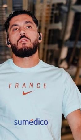 Foto descriptiva de: ¿Cuál es el problema de salud mental que padece Cherki en este Mundial?