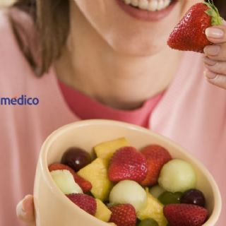 ¿Por qué es mejor comer la fruta completa que tomar un jugo?