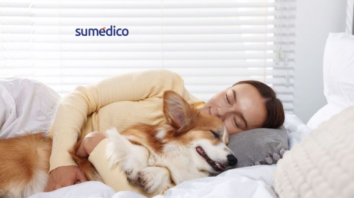 ¿Dormir con tus mascotas en la misma cama sí o no?