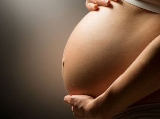 Cáncer y embarazo: ¿Es posible recibir tratamiento sin poner en riesgo al bebé?