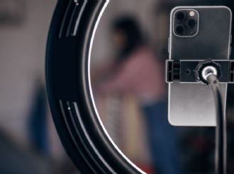 Alertan por influencers que promueven alcohol, tabaco y vapeadores en redes sociales